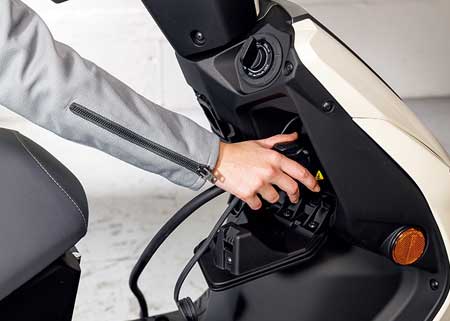 Suzuki e-Address Modell 2026 ist leicht zu laden.