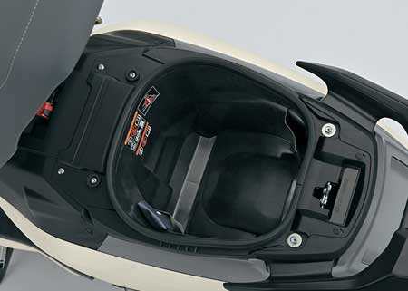 Suzuki e-Address Modell 2026 hat viel Stauraum