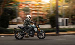 GSX-8R b